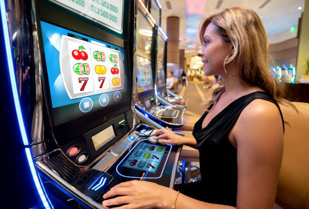 Blackjack hand decision buttons and payout outcomes